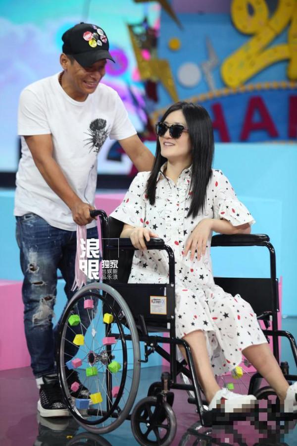 谢娜坐轮椅录《快乐大本营》 与赵丽颖一齐扮演还珠格格