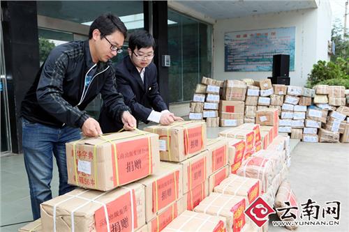 >云南出版集团杨志强 人民出版社和云南出版集团 向灾区捐赠价值近100万元图书