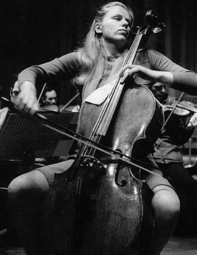 >英国女大提琴家杰奎琳·杜普蕾(Jaqueline Du Pre)