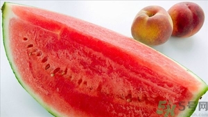 桃子和西瓜一起吃会中毒吗？桃子和西瓜不能一起吃吗？