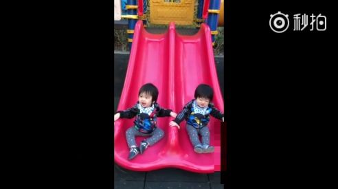 林志颖晒双胞胎儿子玩滑梯 仿佛看到小小Kimi