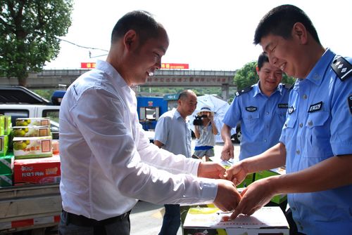 >温岭市徐仁标 温岭市市长徐仁标一行慰问一线战高温执勤交警