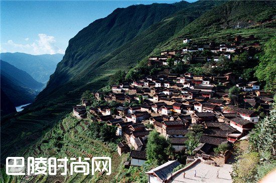 云南宝山石头城 石屏化石村|悬崖上的村庄红德村 甘肃古罗马村