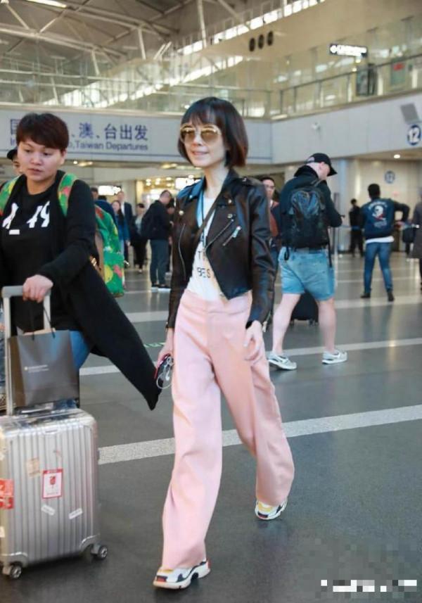 选对裤子的陈鲁豫真显嫩, 机场一条粉色阔腿裤, 不输20岁关晓彤!