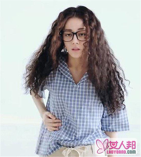 迪丽热巴出演中国版《漂亮的她》 泡面头造型雷人