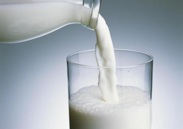 >牛奶过期了还能喝吗  5个方法告诉你答案