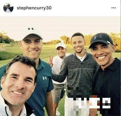 库里晒与美国前总统奥巴马在高尔夫球场合照