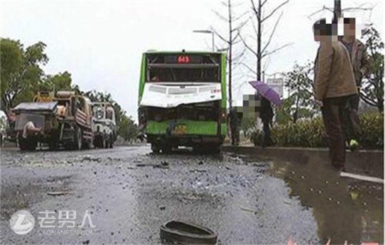 >南京公交车遭追尾 致14名乘客受伤