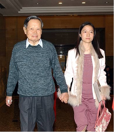 杨振宁资料照片 杨振宁成就 82岁杨振宁与28岁妻子翁帆生活照