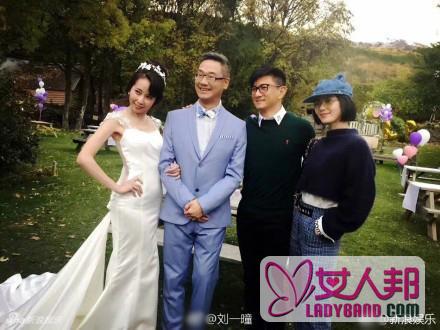 >刘诗诗吴奇隆参加友人婚礼 夫妻俩在大合影中紧紧靠在一起
