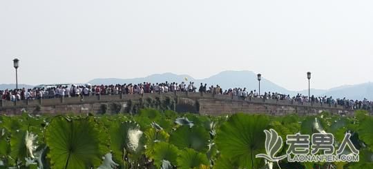 杭州西湖国庆首日迎来66.22万人流量 断桥游客挤成一锅粥