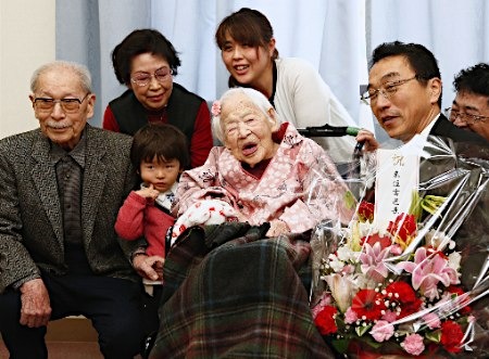 >世界最长寿老人庆生 117岁最年长引争议 中国田龙玉老人121岁