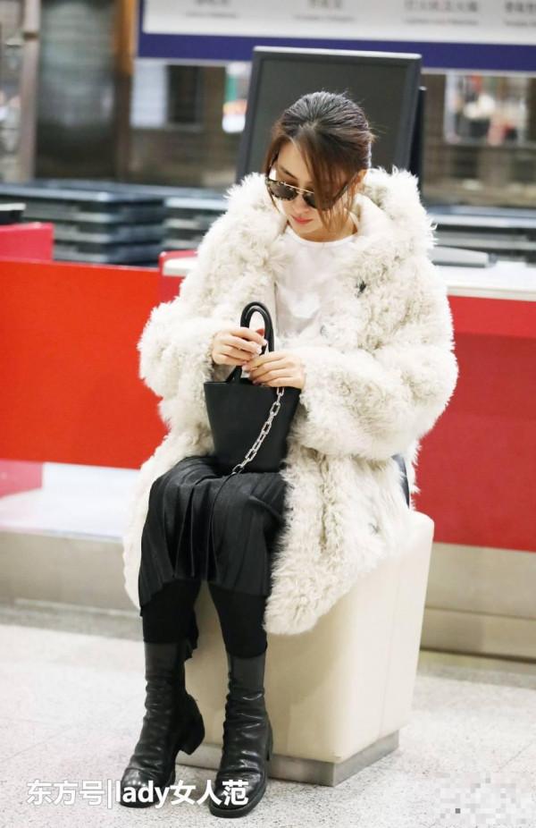 >马苏现身机场，白色羊羔毛外套加上俏皮小发辫，示范冬日多层穿搭