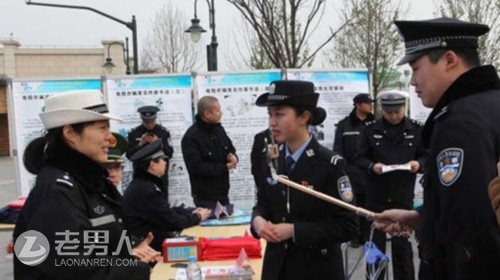 >上海女警化身网红 网络直播建立警民关系