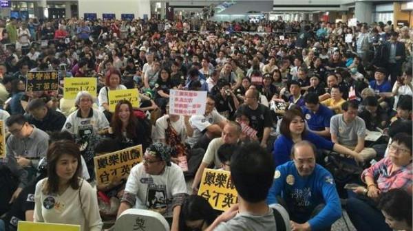梁振英之女行李事件 香港空勤人员静坐抗议 特首梁振英之女"行李事件"