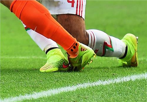 2014 年世界杯荷兰与墨西哥的比赛中 最后的点球是罗本假摔么?