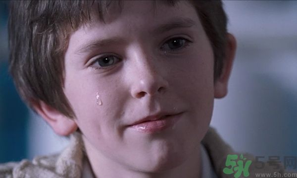 14岁男孩右眼流眼泪疼怎么回事?为什么右眼流眼泪疼