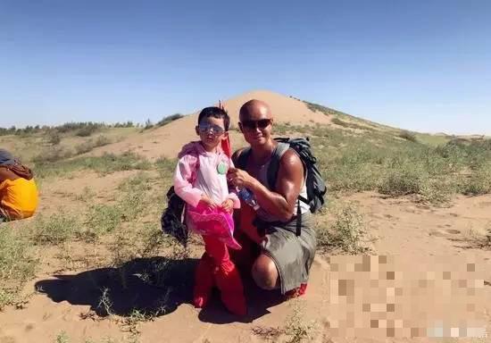 >乐嘉带4岁女儿穿沙漠 走76公里孩子腿上全是泡