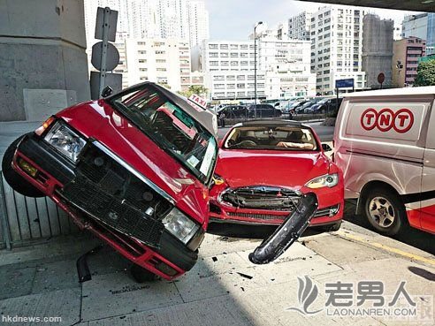 >香港电动超级跑车连撞两车 售价102万港币(图)