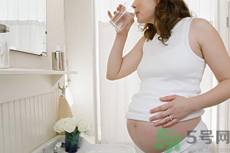 怀孕吐得厉害怎么办？孕吐对宝宝有影响吗？