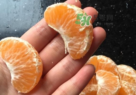 橘子里的白丝能吃吗？橘子瓣上面的白丝吃了有什么好处？