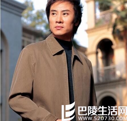 军旅歌手江涛的儿子  就读于英国名牌大学