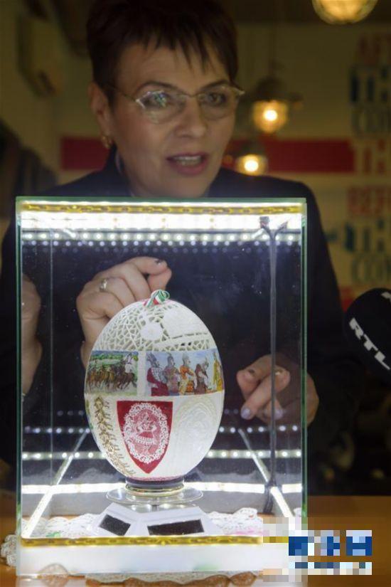 匈牙利“复活节彩蛋女王”制作出巨型彩蛋