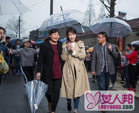 刘涛主动为粉丝撑伞 怕她淋雨将伞偏向大姐超宠粉亲和热聊