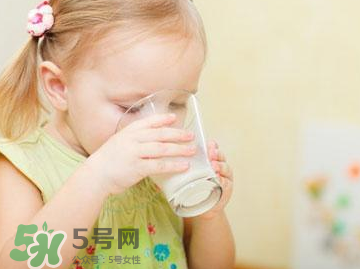 >婴儿吐奶和奶粉有关系吗？婴儿吐奶需要换奶粉吗？