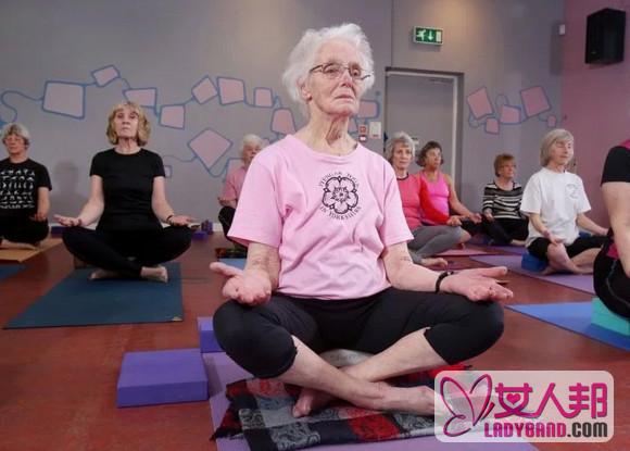 英国100岁瑜伽奶奶Jean走红 67岁开始锻炼治愈了椎间盘突出等疾病 身段柔软(图)