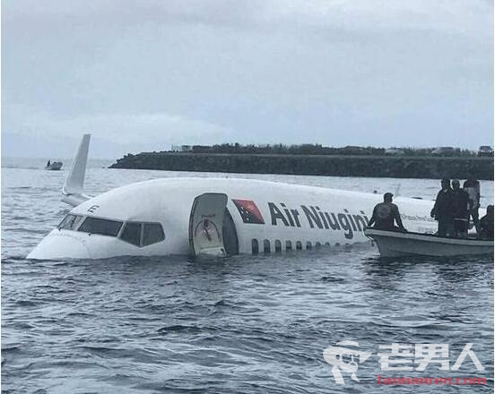 巴布亚新几内亚客机降落时冲出跑道入海 幸好无人员伤亡