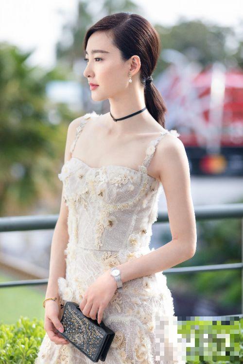 王丽坤受邀出席戛纳电影节 穿仙美长裙展复古优雅气质