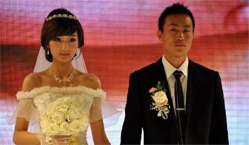 泰达结婚热:王新欣女友亮相 吴伟安11月大婚