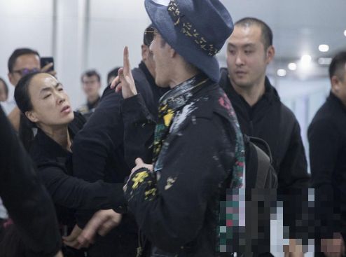 王力宏机场遇疯狂女粉丝攻击 大喊“你是不是男人”   保镖护送面不