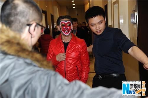小六龄童和六小龄童 六小龄童北京台春晚变装 和父亲合影罕见曝光