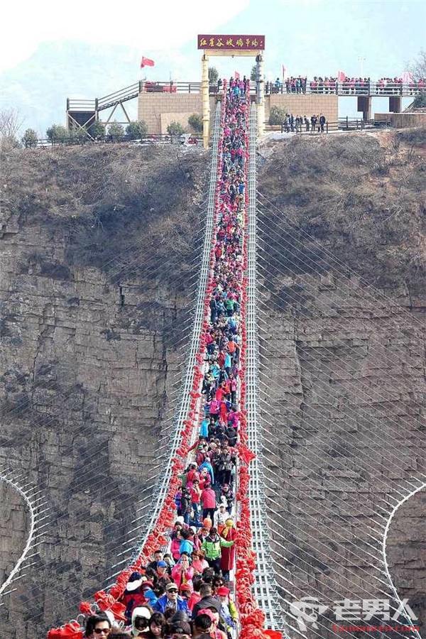 世界最长玻璃吊桥挤满人 可供600人同时通过