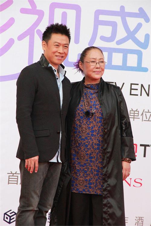 胡亚捷身高 胡亚捷出席影视盛典 与斯琴高娃“母子”重逢(图)