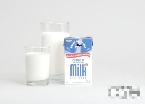 >晚上喝全脂牛奶会发胖吗 全脂牛奶的脂肪含量是多少