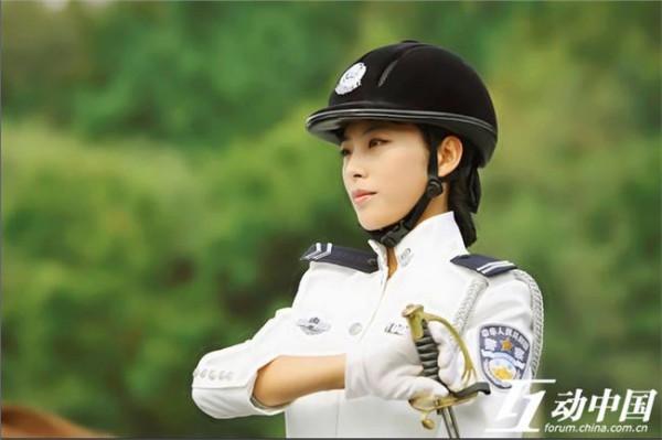 >冯海燕(女) 美丽警察系列报道:“靠得牢”的女警官冯海燕