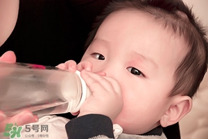 宝宝喝水老是呛到怎么办 宝宝喝水呛到了怎么办