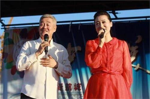 邓小林和中国广播艺术团青年歌唱家朱砂是一对恩爱夫妻