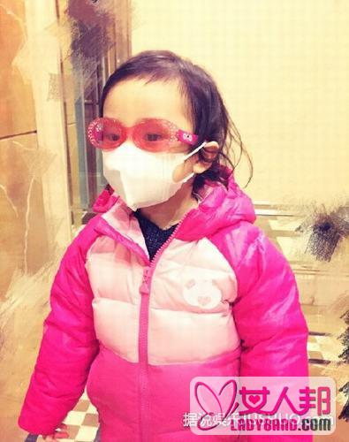 李小璐带女儿甜馨出街 口罩墨镜全副武装抗雾霾