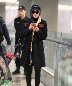 刘涛机场同款外套是什么牌子？刘涛机场连帽上衣是哪个品牌？