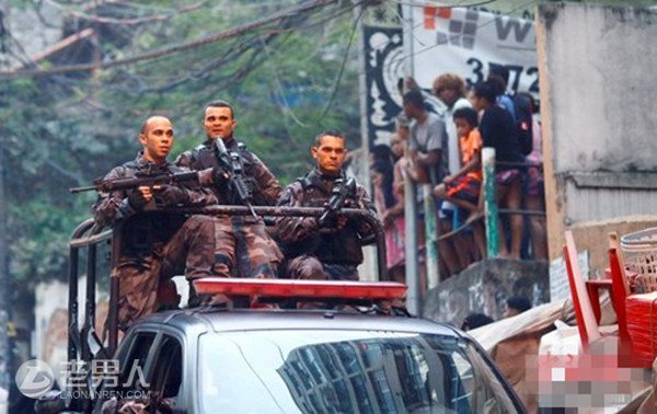 >巴西警方毒贩街头交火 3人被击毙