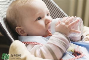 宝宝不吃奶瓶怎么办 宝宝不吃奶瓶的解决办法
