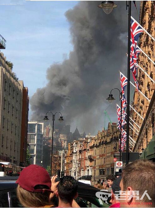 >伦敦一酒店起火 起火原因正在调查中