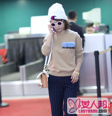 杨紫脸色苍白 现身机场脸色白到吓人 网友表示很心疼