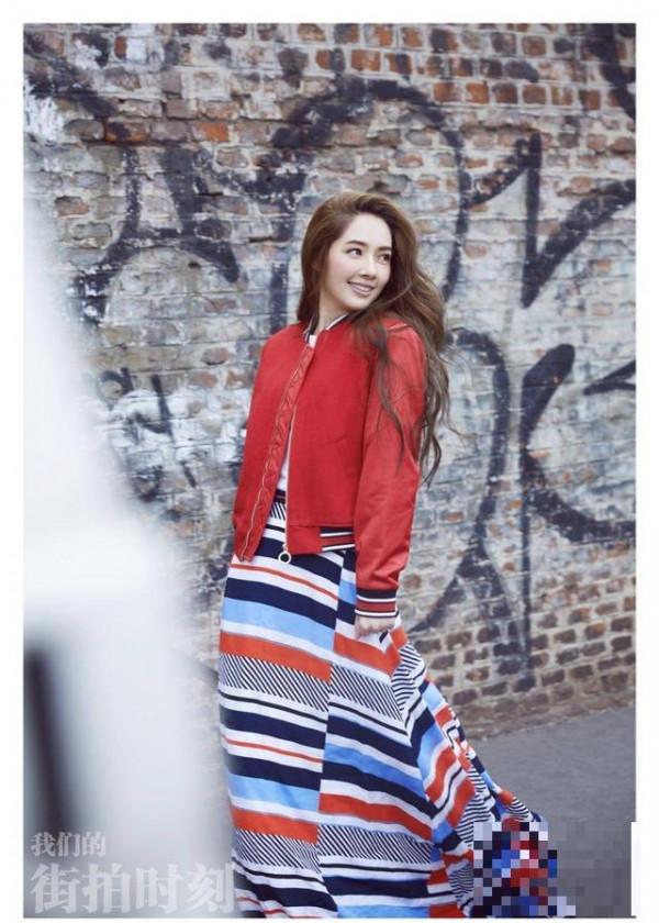 郭碧婷最新街拍，红色棒球服是不错的选择，搭配长裙是吸睛的关键