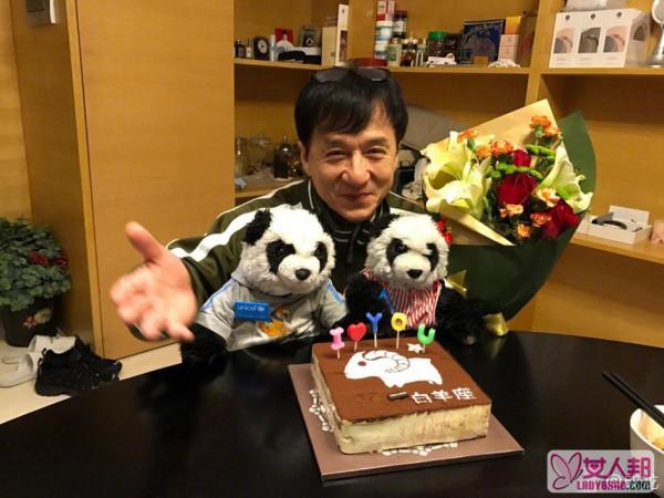 长了一岁但没长大！63岁成龙怀抱熊猫庆生(图)