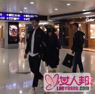 >黄晓明夫妇现身香港机场 baby怀红色平底拖鞋难道真的怀孕了？